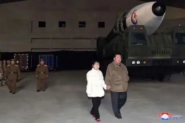 金正恩现场指导洲际导弹测试,他的女儿第一次正式同框亮相